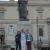 Die Teilnehmer mit Prof. Brandsteidl vor dem Denkmal Ovids