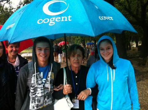 Schüler unter dem Regenschirm