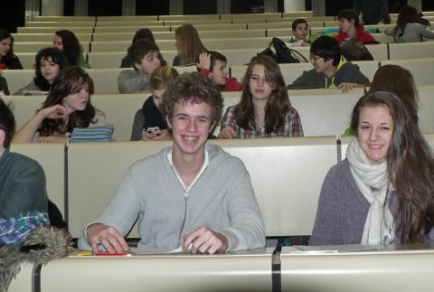 Schüler in der Hörsaalbank