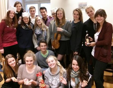Musikgruppe der 8. Klasse mit Mozart-Dingen: Kugeln, Bier, ...
