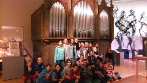 die Kinder der 3B vor einer Orgel mit Pfeifen.
