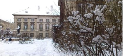 Gebäude Josefinum im Schnee von außen