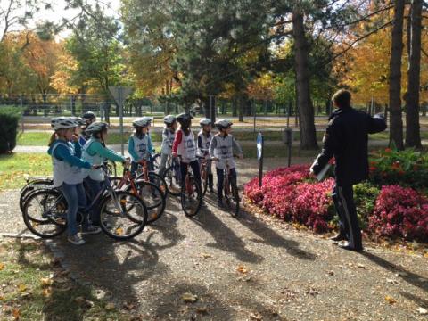 Schülergruppe mit Fahrrädern
