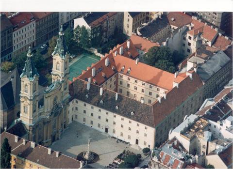 Flugfoto vom Piaristenkonvikt mit Kirche