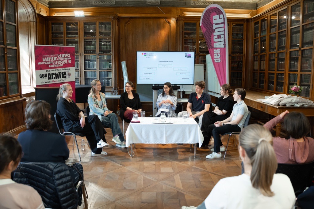 Podiumsdiskussion mit Schüler:innen und Diskussionsteilnehmer:innen